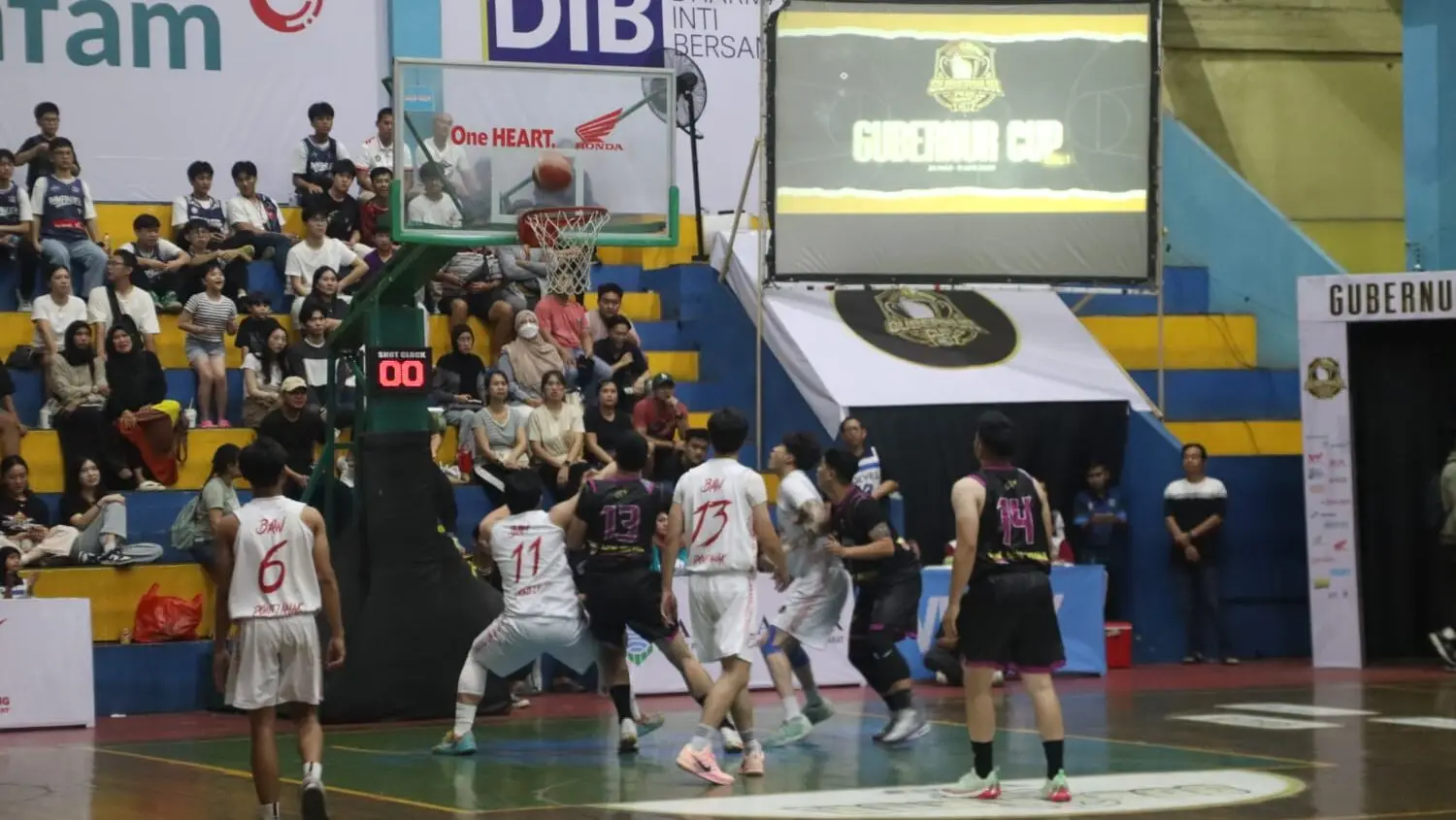 Pertandingan final bola basket Gubernur Cup Vol 1 2026 di GOR PERBASI Pontianak Kalimantan Barat