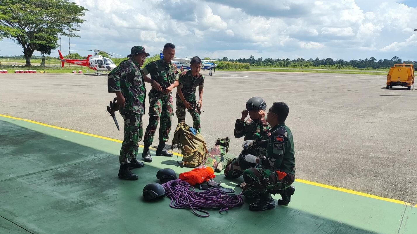 Yon Parako 466 Pasgat Terjunkan Helikopter Caracal, Bantu Pencarian Helikopter yang Hilang Kontak di Sekadau