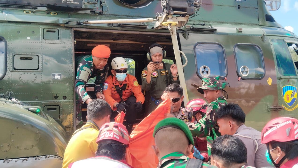 Jenazah Korban Helikopter PK-CFX Matthew Air Nusantara Dievakuasi Menggunakan Heli Caracal ke Bandara Supadio