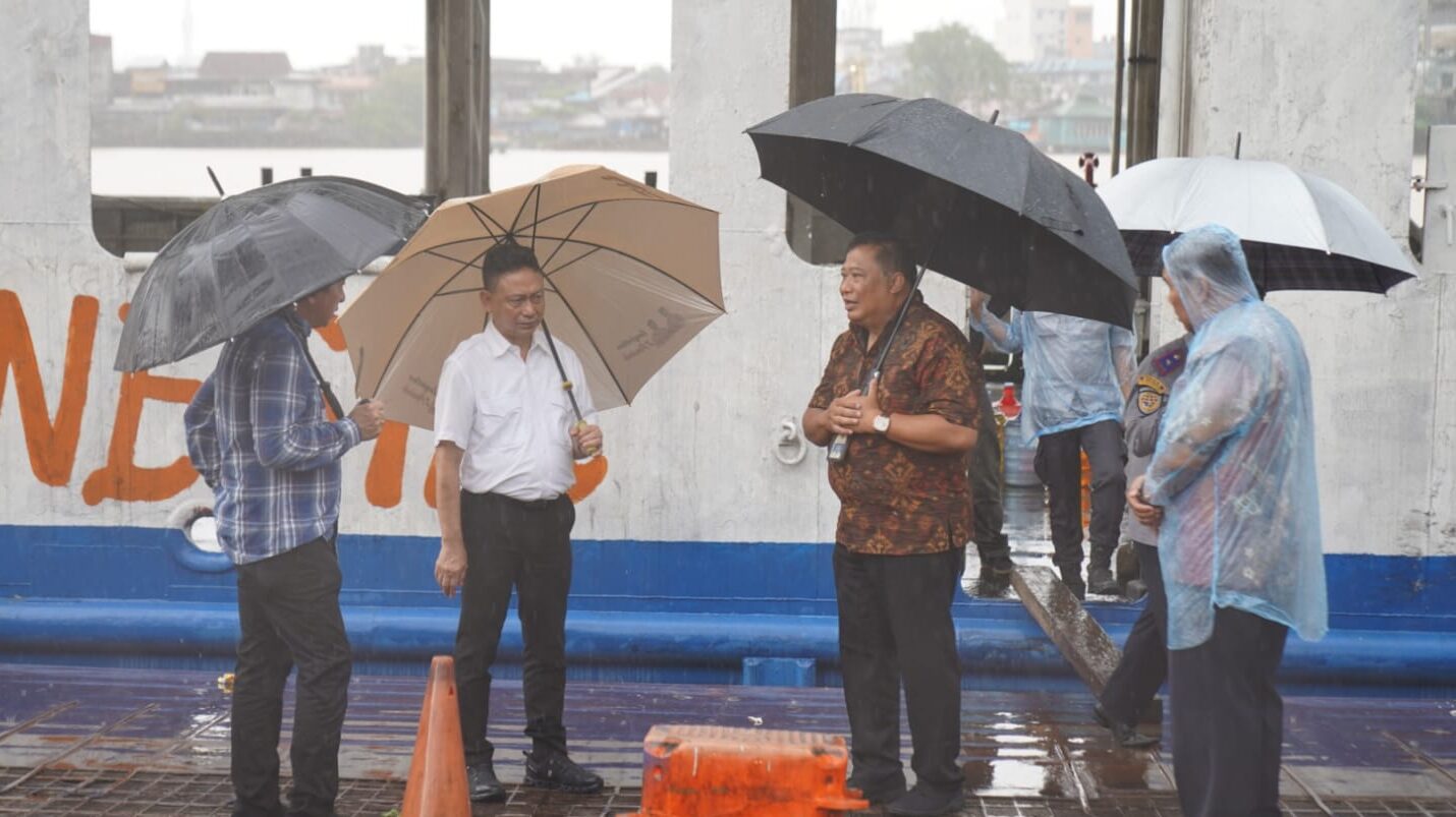 Kerusakan konstruksi dermaga feri Bardanadi Pontianak patah dan jebol