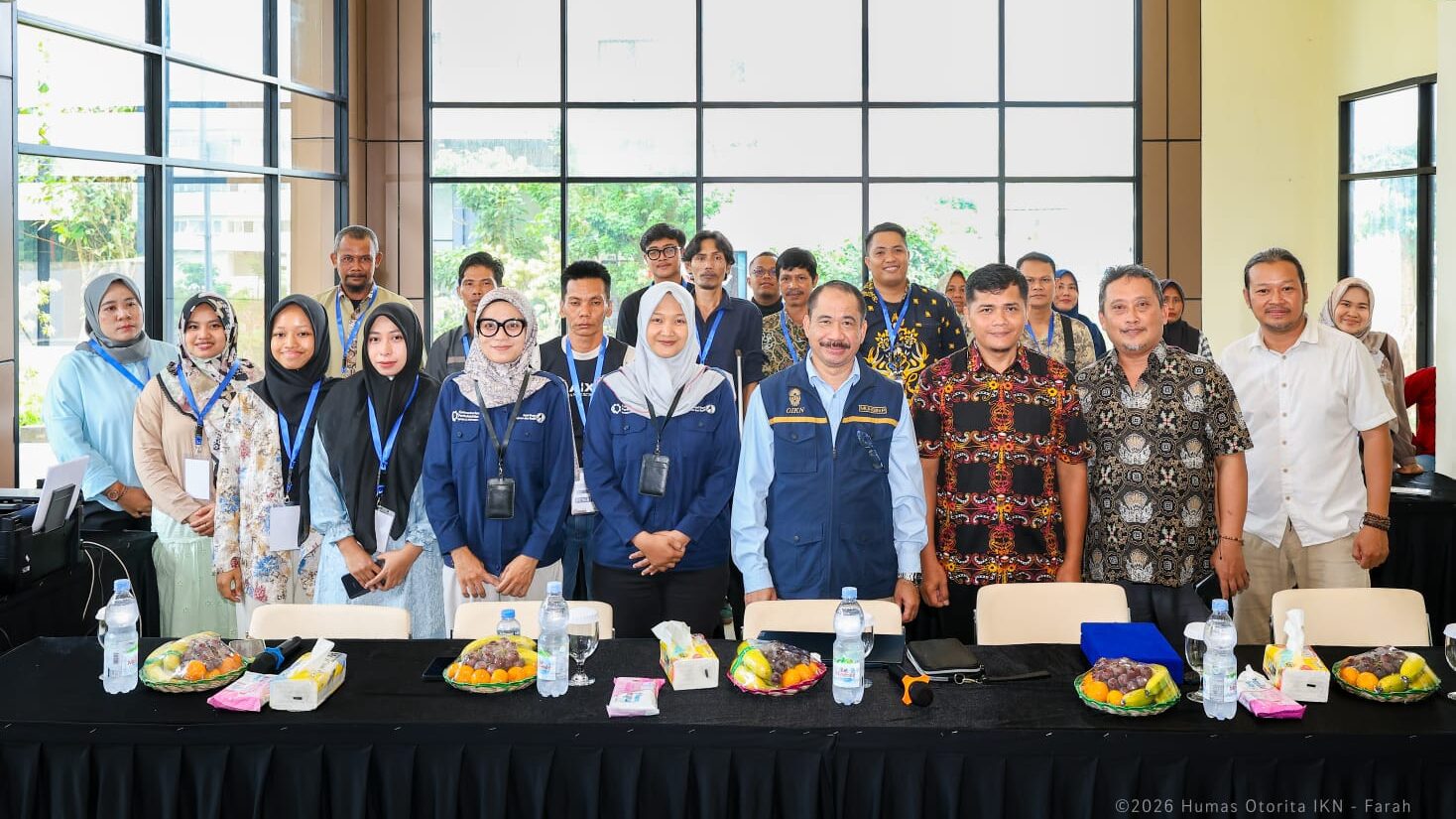 Foto bersama peserta dan narasumber pelatihan anyaman rotan ukir kayu IKN Nusantara