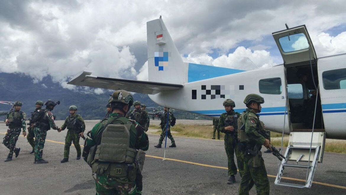 Pangkoops TNI Kunjungi Pos Satgas Yon Parako 466 Pasgat di Sinak Papua Tengah