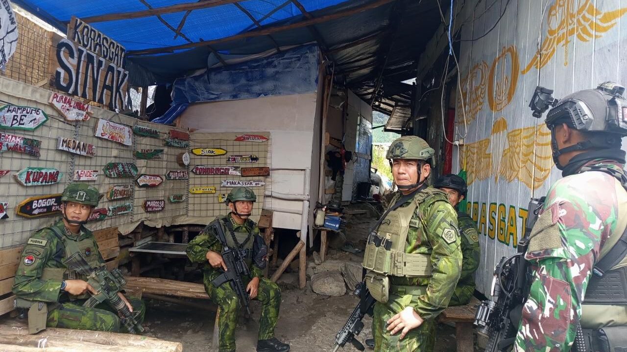 Pangkoops TNI Mayjen Yudha Airlangga beri arahan prajurit Pos Satgas Sinak Papua Tengah