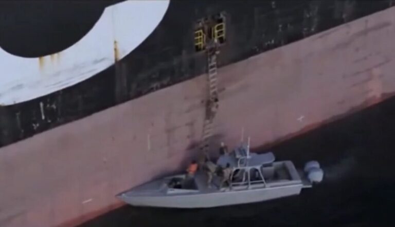 Armada nyamuk IRGC kapal cepat bersenjata merapat tanker Selat Hormuz