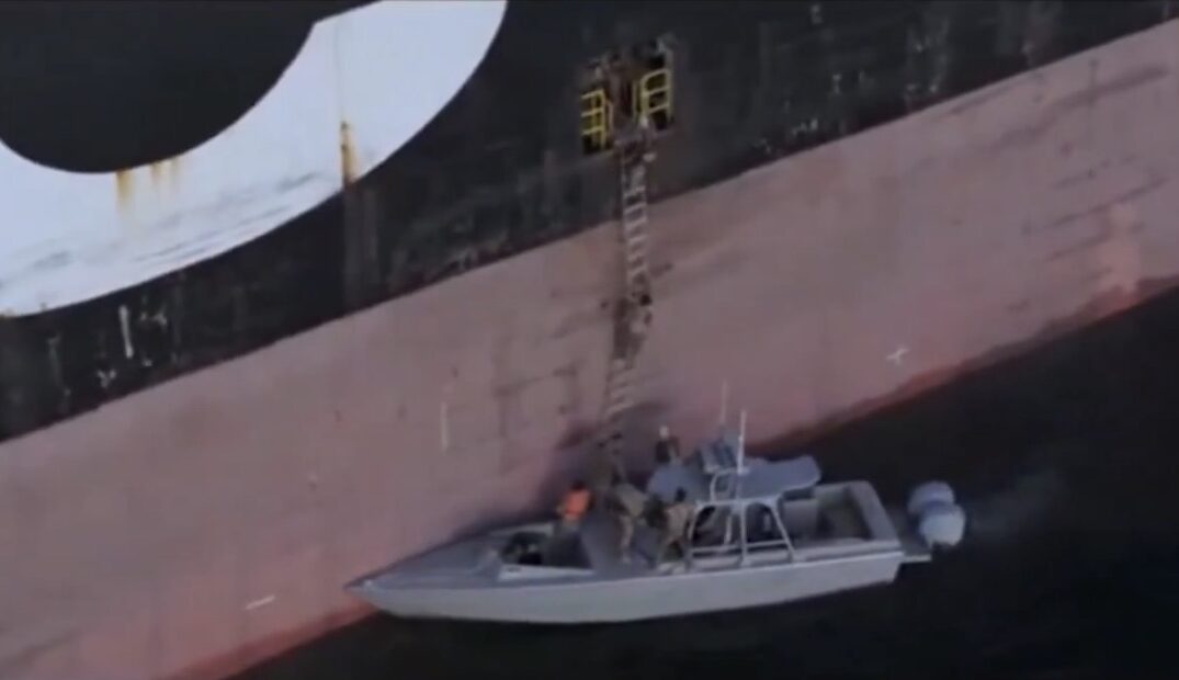 Armada Nyamuk Iran Sita Dua Kapal di Selat Hormuz Usai Trump Umumkan Gencatan Senjata