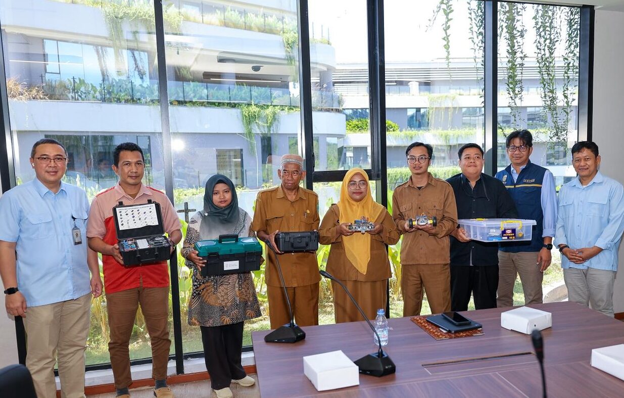 Penyerahan toolkit robot IKN kepada sekolah peserta program ekstrakurikuler robotika Nusantara