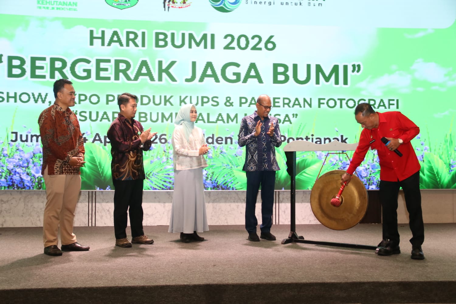 Wagub Kalbar Krisantus Kurniawan buka Hari Bumi 2026 Our Power Our Planet Hotel Golden Tulip Pontianak