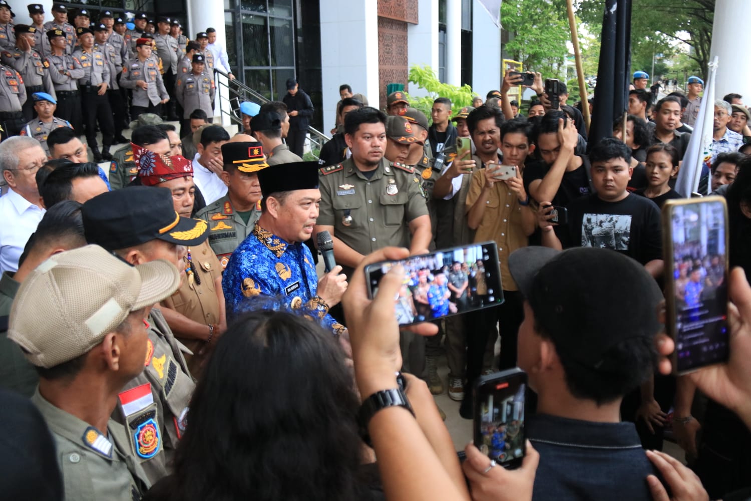 Gubernur Kalbar Ria Norsan Wagub Krisantus temui demonstran FOMDA Kalbar dialog Kantor Gubernur