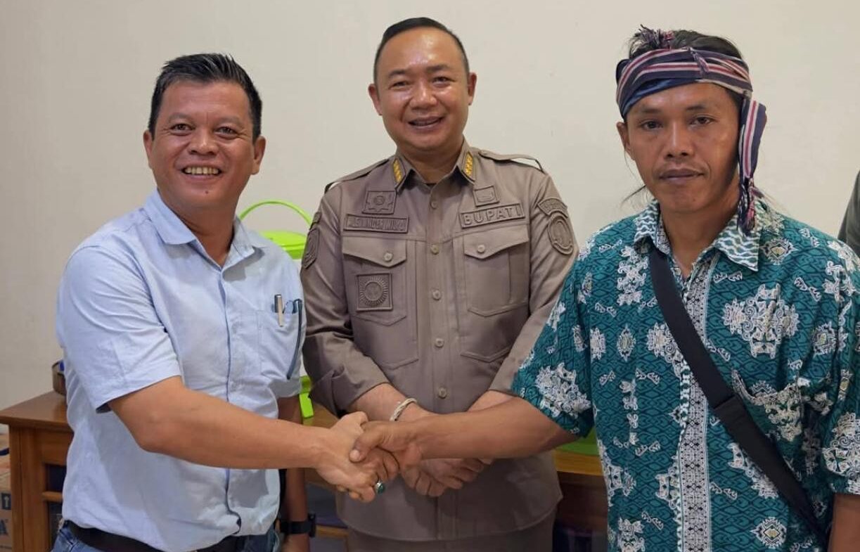Bupati Alexander Wilyo bersama Direktur PT Mayawana Persada dan Tarsisius Fendy Sesupi setelah kesepakatan damai.