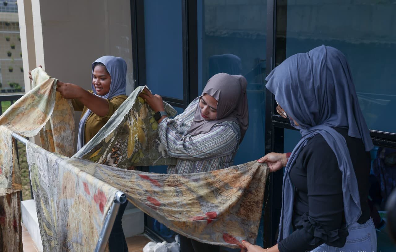 Peserta bentangkan kain ecoprint hasil pewarnaan alami Workshop IKN KIPP Nusantara