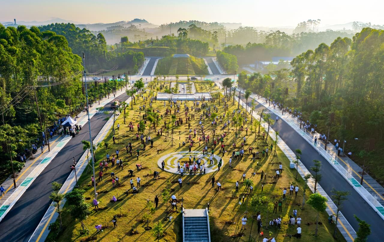 Ratusan peserta tanam 700 bibit pohon serentak Plaza Legislatif IKN Nusantara April 2026