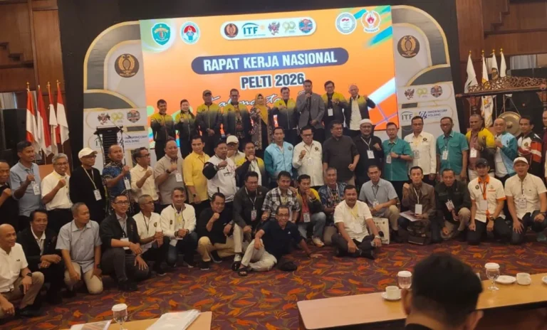 Foto bersama peserta Rakernas PELTI 2026 di Hotel Grand Senyiur Balikpapan