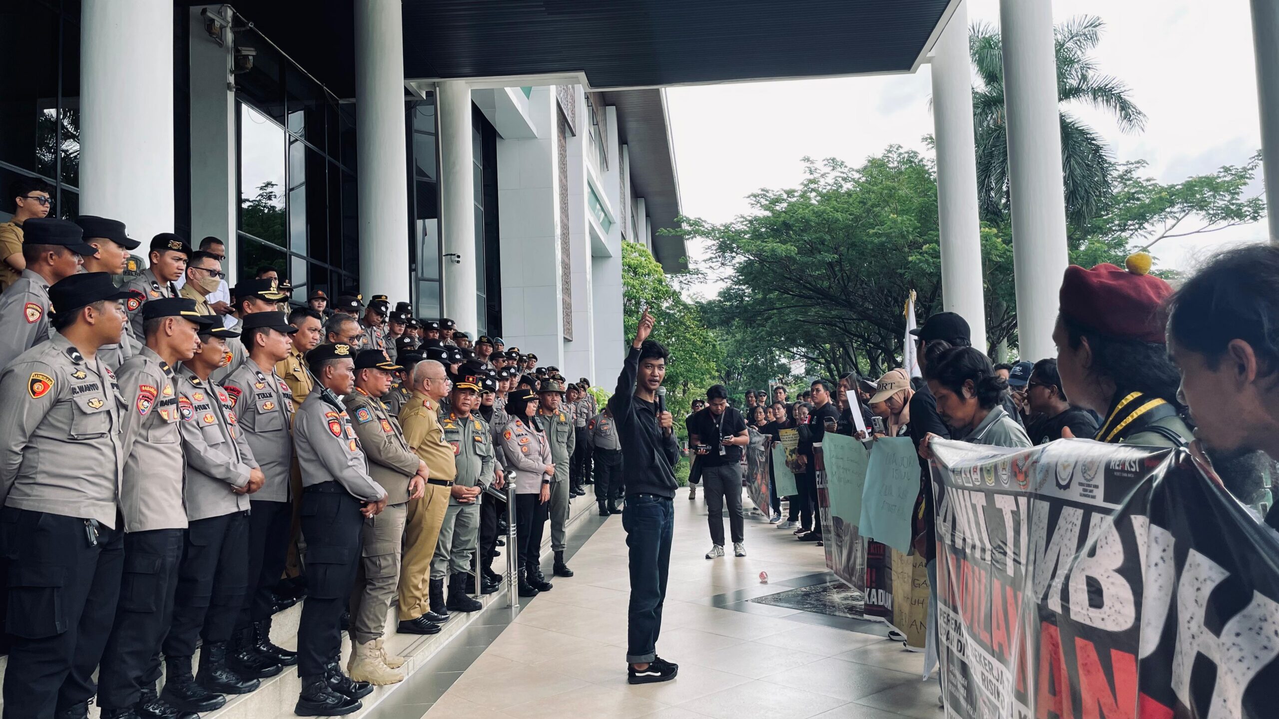 Kawal Aspirasi Buruh dan Pendidikan: Forum Koordinasi BEM Se-Kalbar Suarakan Poin Tuntutan di Kantor Gubernur