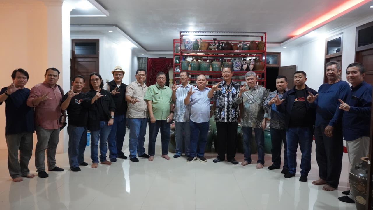 Ruang koleksi keramik antik dan tempayan milik Yakobus Kumis di Ambawang Kubu Raya