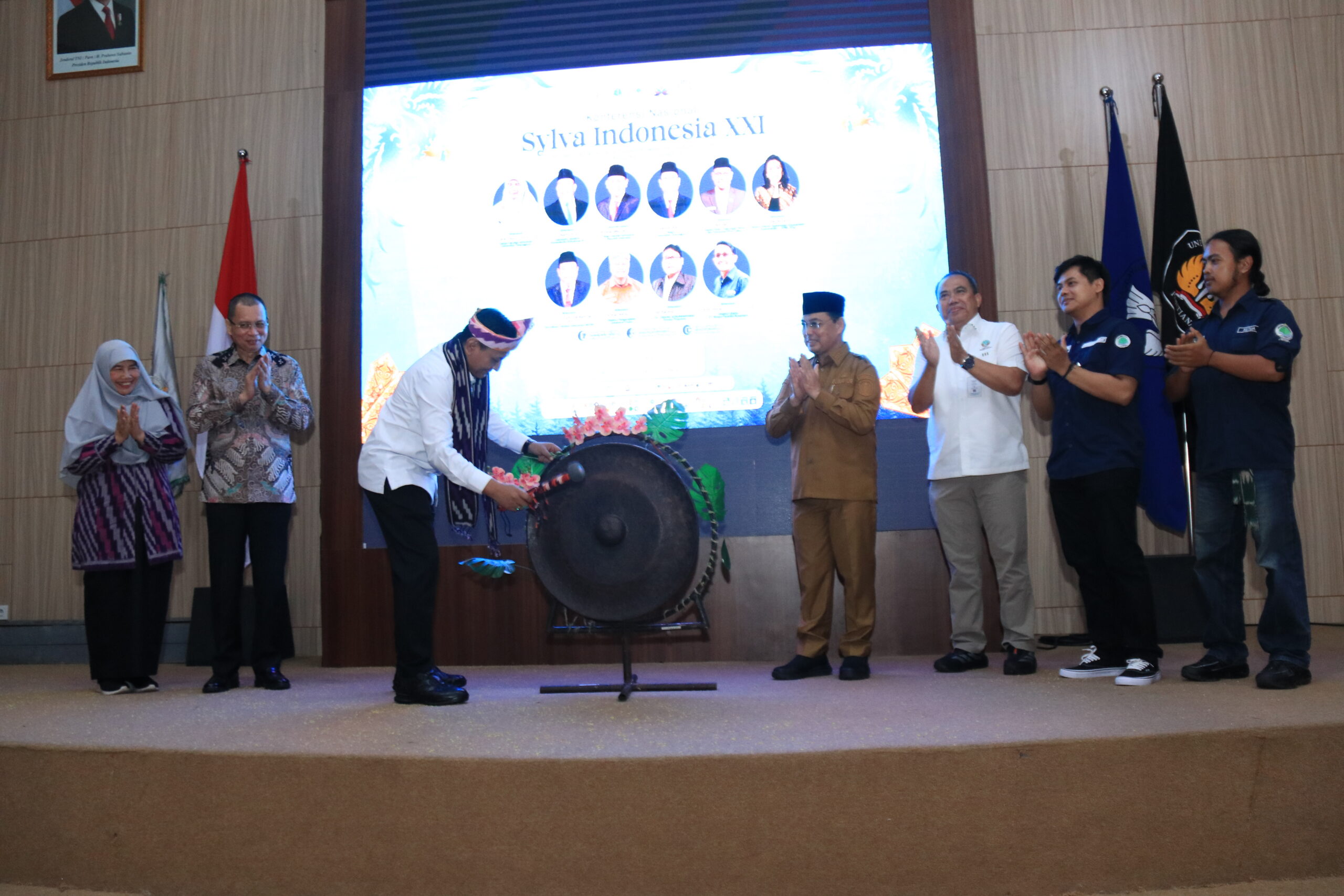Pembukaan-KNSI-XXI-Sylva-Indonesia-pemukulan-gong-Universitas-Tanjungpura-Pontianak