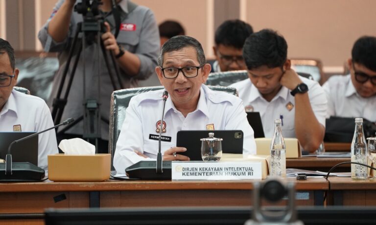 Dirjen DJKI Hermansyah Siregar memberikan keterangan pers terkait sinkronisasi RUU Hak Cipta AI di DPR RI.