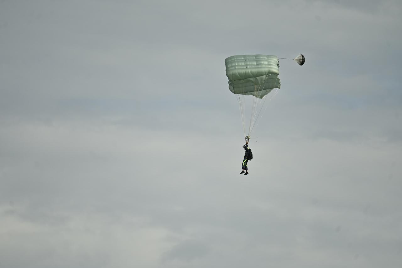 Latihan Terjun Freefall Pasgat TNI AU Hiasi Langit Supadio