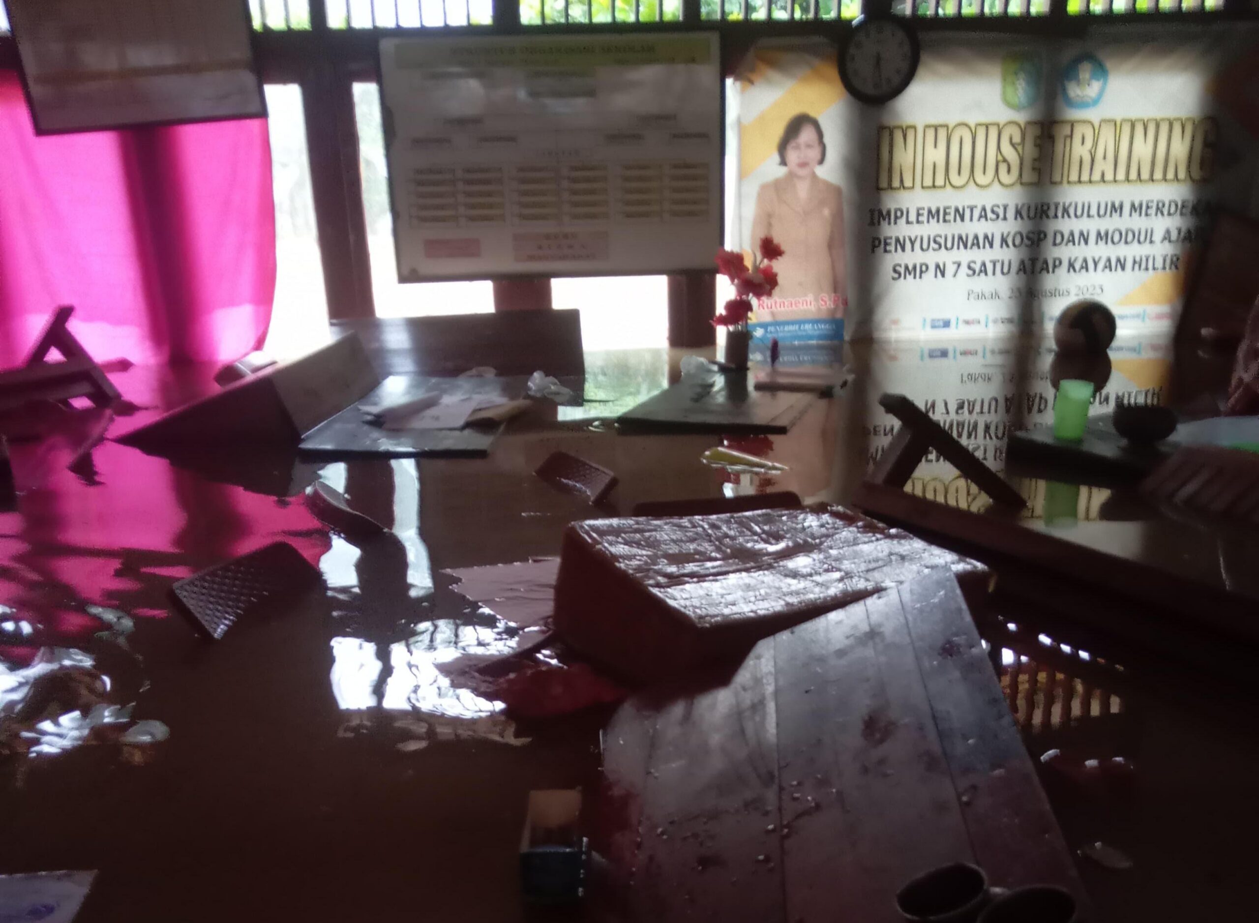 Nestapa Banjir Kayan Hilir, Padi di Lumbung Terendam dan Buku Sekolah Rusak dalam Genangan