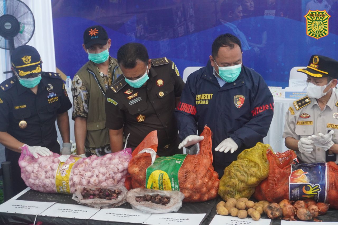Ratusan Karung Bawang Ilegal Dimusnahkan di Pontianak, Negara Tegaskan Tak Ada Ampun bagi Penyelundup Pangan