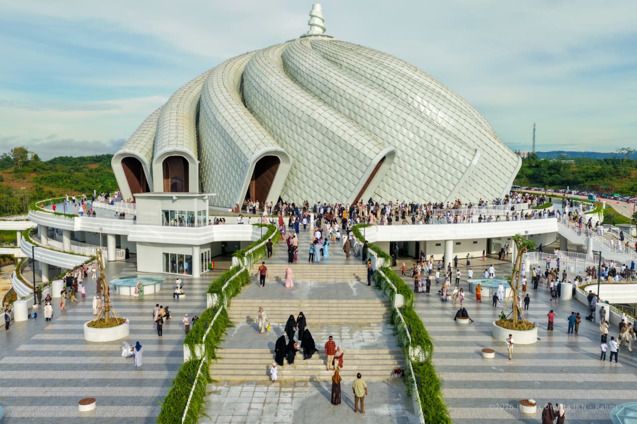 "Titik pusat keberkahan. Masjid Negara IKN hari ini menyelenggarakan penyembelihan puluhan hewan kurban untuk menjangkau masyarakat terdampak pembangunan di jantung Nusantara."
