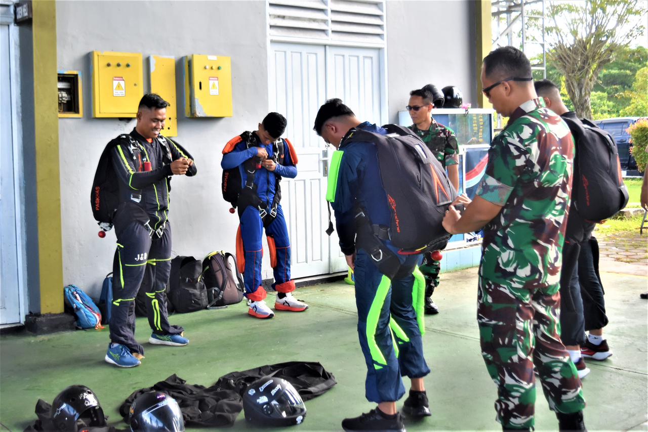 Prajurit Yon Parako 466 dan Arhanud 15 Pasgat memeriksa perlengkapan parasut sebelum latihan terjun freefall.