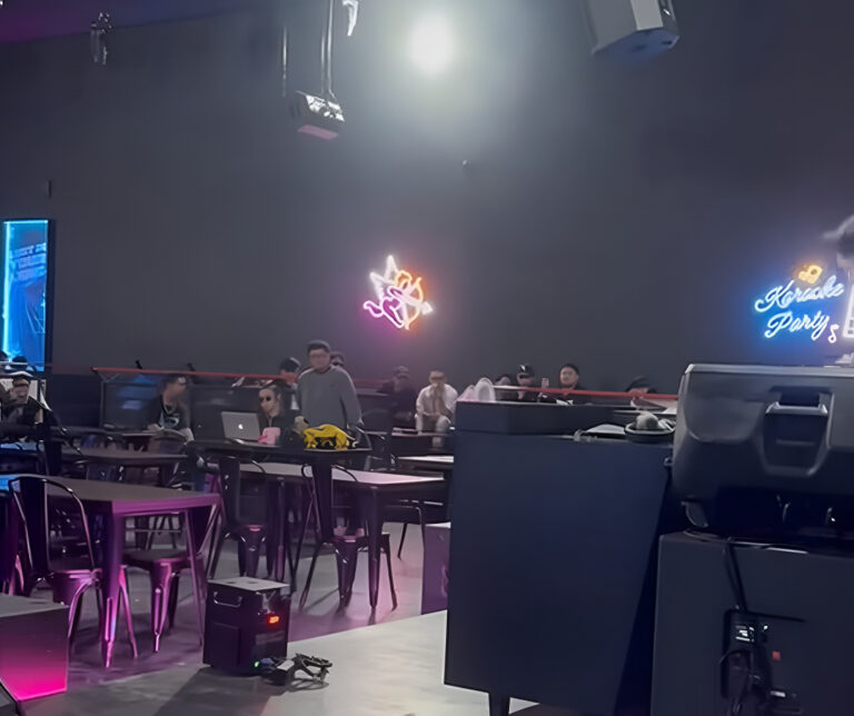 "Ramai ulasan netizen soal pembukaan Helen’s Night Mart Pontianak. Mulai dari kritik suasana mirip warkop hingga masalah selera musik, simak rangkumannya."