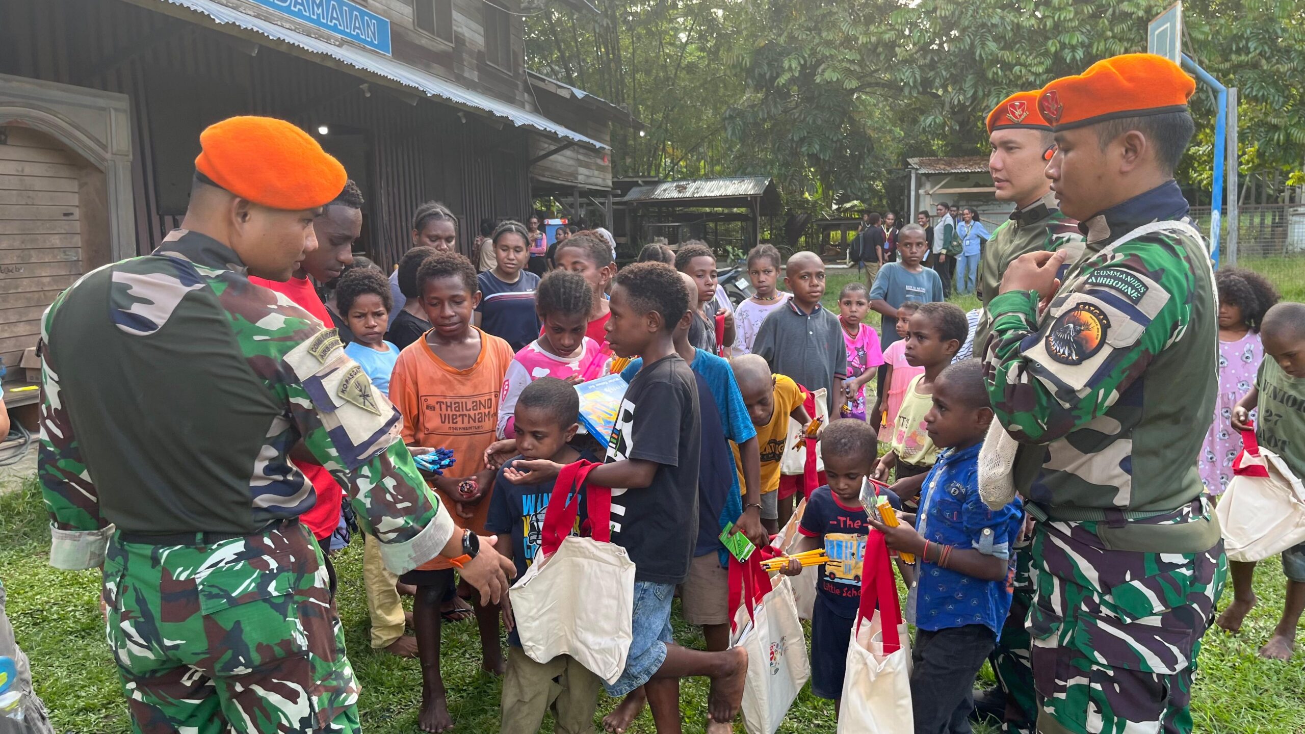 Satgas Yon Parako 466 Pasgat Salurkan Bantuan Pokok dan Perlengkapan Sekolah di Jayapura