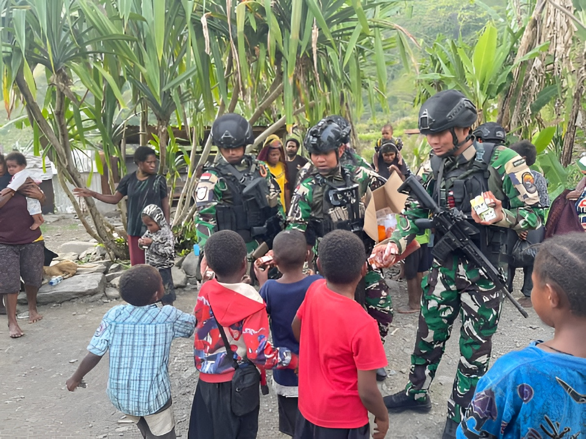 Satgas Yon Parako 466 Sambangi Rumah Warga di Puncak Jaya, Bagikan Bahan Pokok dan Alat Tulis