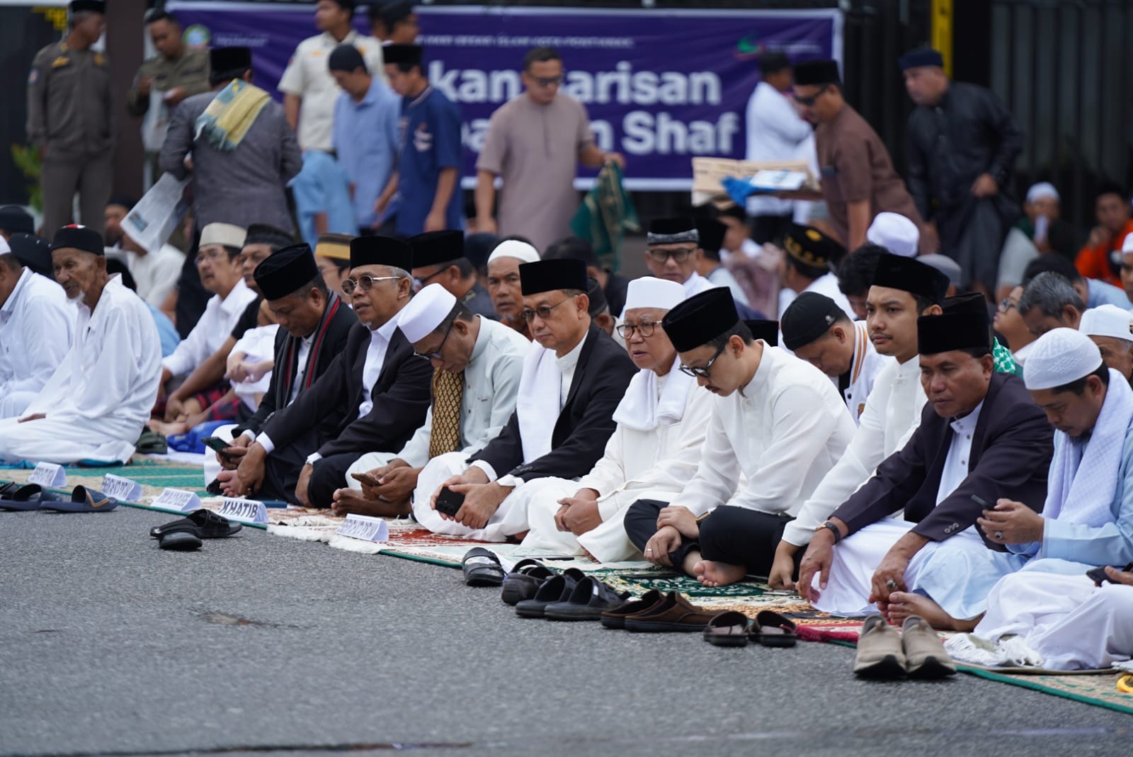 Diguyur Hujan, Tak Padamkan Semangat Ribuan Warga Pontianak Salat Id di Jalanan demi Jemput Berkah Iduladha
