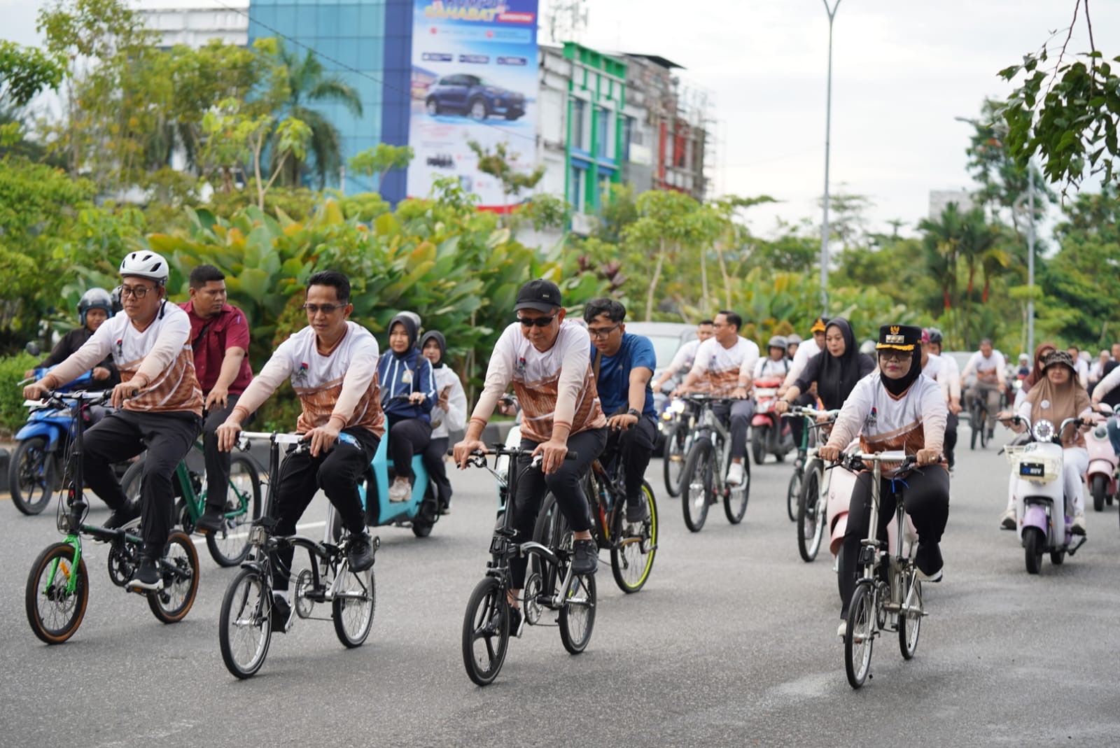 Kelilingi Pontianak dengan Sepeda, Para Wali Kota se-Kalimantan Tebar Benih Ikan di Sungai Kapuas