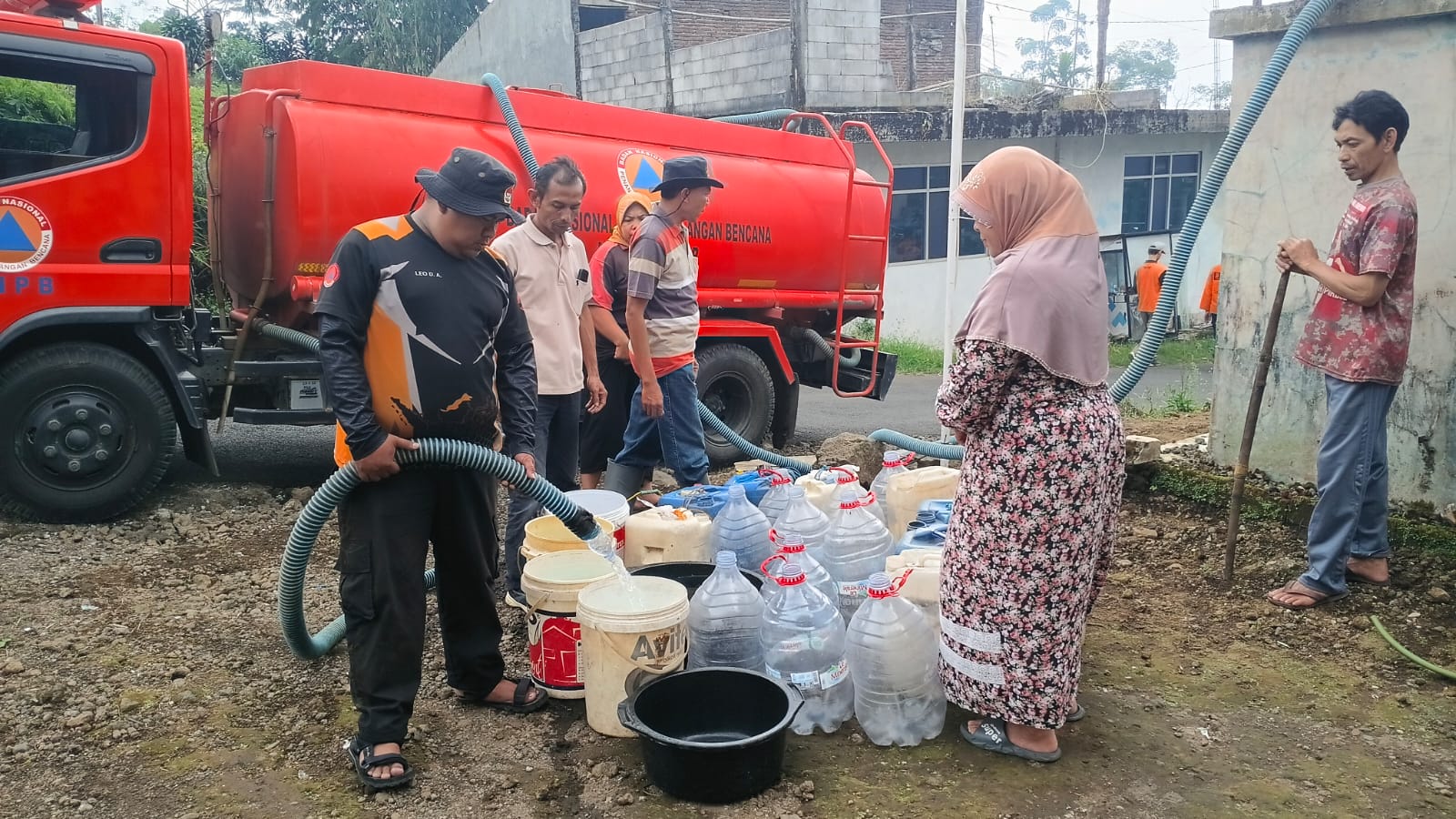 Distribusi-Air-Bersih-Mobil-Tangki-BNPB-Warga-Terdampak-Kekeringan