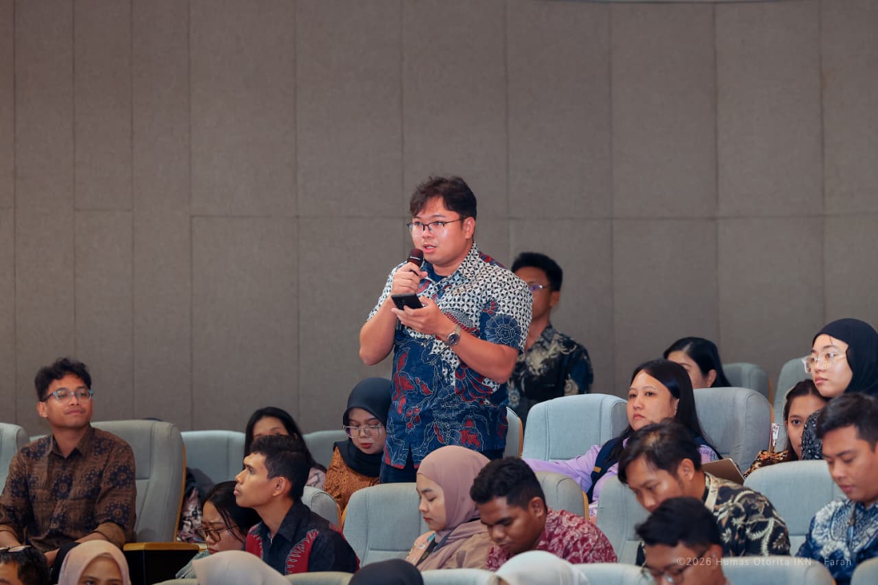 Peserta-Ajukan-Pertanyaan-Seminar-Dampak-Ekonomi-IKN