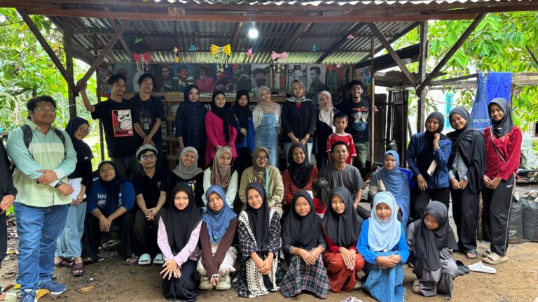 "Kelompok Tepelima 7 berkolaborasi dengan Rumah Belajar Madani dan WBDC menggelar aksi inklusif pertanian vertikultur mitigasi banjir dan kelas bahasa isyarat di Kubu Raya."