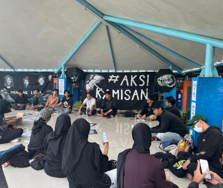 "Aksi Kamisan ke-75 di Pontianak menyoroti kematian mahasiswa Safaruddin Usman, tindakan represif oknum aparat, hingga ancaman ekspansi korporasi terhadap ruang hidup masyarakat adat."