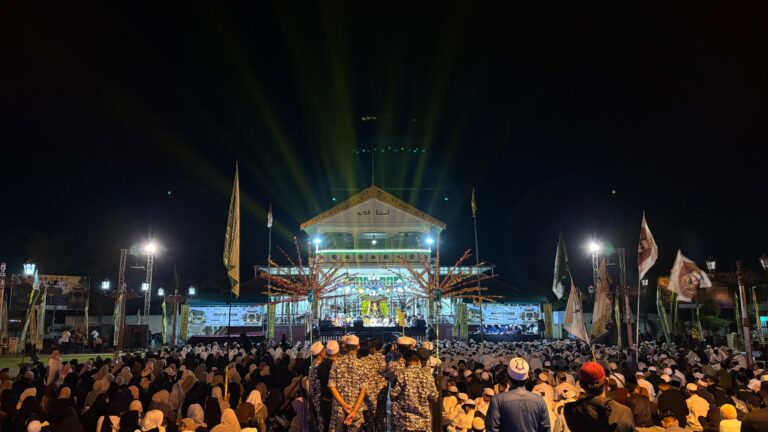 "Puncak Haul Akbar ke-225 Sri Sultan Syarif Abdurrahman Alkadrie di Keraton Kadriyah Pontianak berlangsung semarak. Warga ikuti Pawai dan Ziarah Agung Batu Layang."