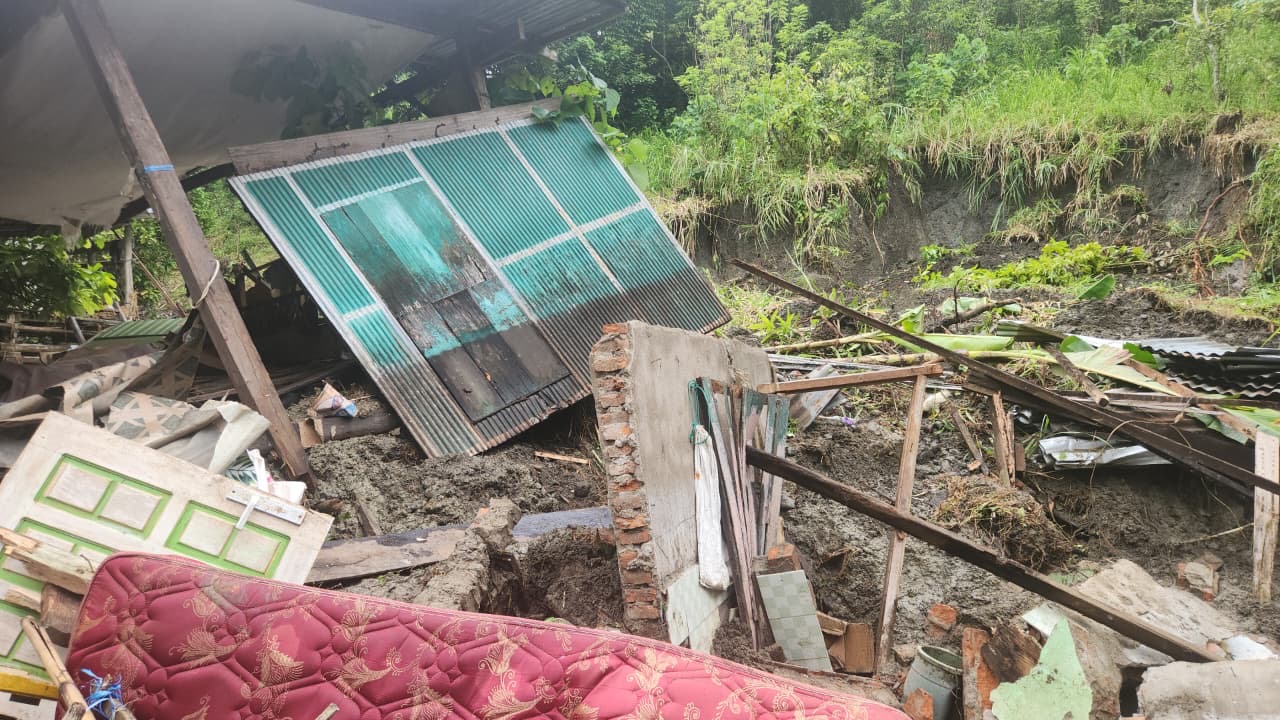 Banjir dan Longsor Landa Sinjai, Gelombang Pasang Rusak Rumah di Seram Bagian Timur