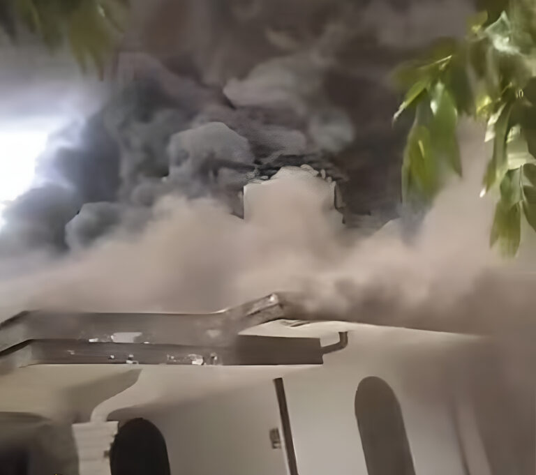 "Satu unit rumah kosong di kawasan padat penduduk belakang Masjid Raya Mujahidin Pontianak terbakar pada Minggu siang, memicu kepanikan warga."