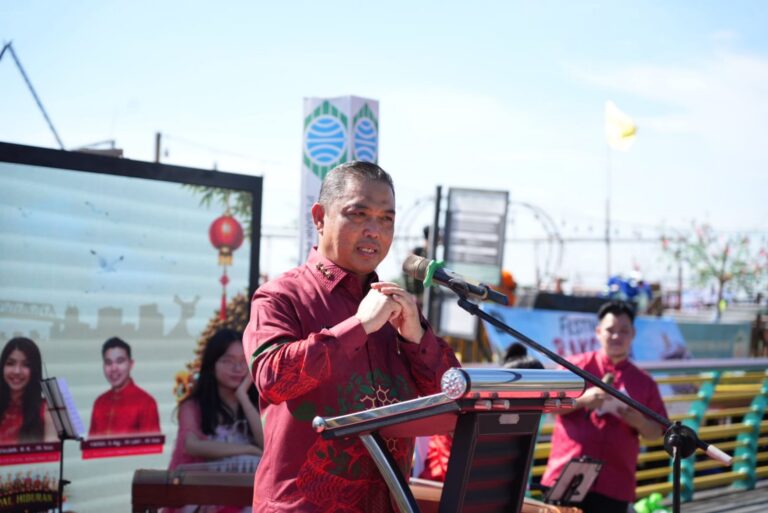 "Gubernur Kalbar Ria Norsan resmi membuka Festival Bakcang Pontianak 2026 di kawasan Waterfront pada Jumat (19/6/2026), menekankan pentingnya toleransi."