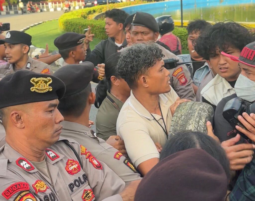 Aksi Saling Dorong di Tugu Digulis Pontianak, Massa Mahasiswa Protes Ban Aksi Disita Aparat