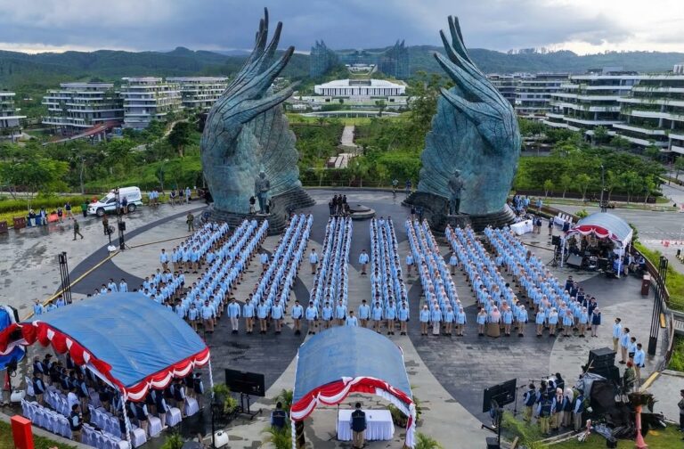 "Kepala Otorita IKN Basuki Hadimuljono melantik 555 PNS angkatan pertama hasil rekrutan mandiri yang telah melewati binaan mental dan disiplin dari Kopassus."