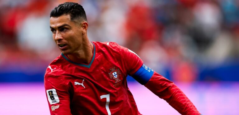 "Mantan striker Prancis Thierry Henry melontarkan kritik pedas kepada Cristiano Ronaldo yang dinilai egois saat Portugal ditahan imbang Kongo di Piala Dunia 2026."