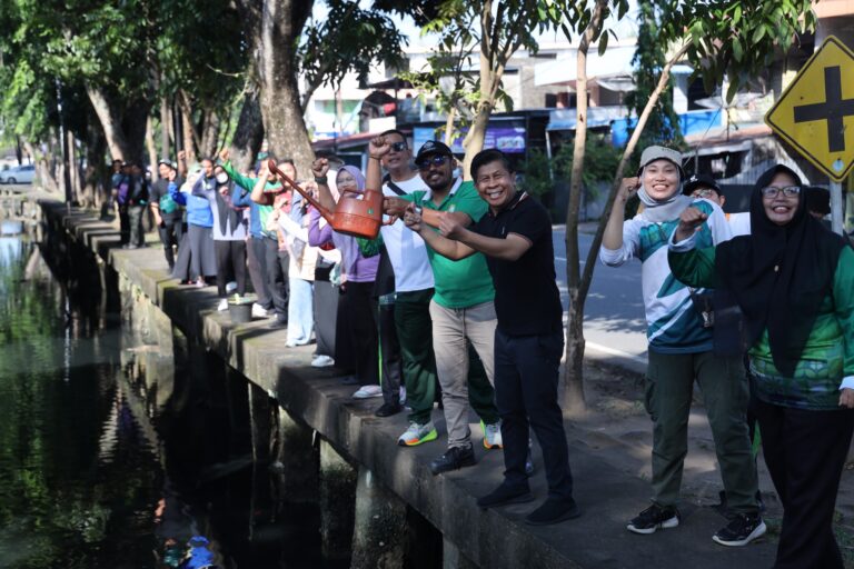 "DLH Kota Pontianak menguji coba penaburan eco enzym di parit Jalan Alianyang untuk mengatasi air hitam dan berbau dalam rangka Hari Lingkungan Hidup Sedunia."