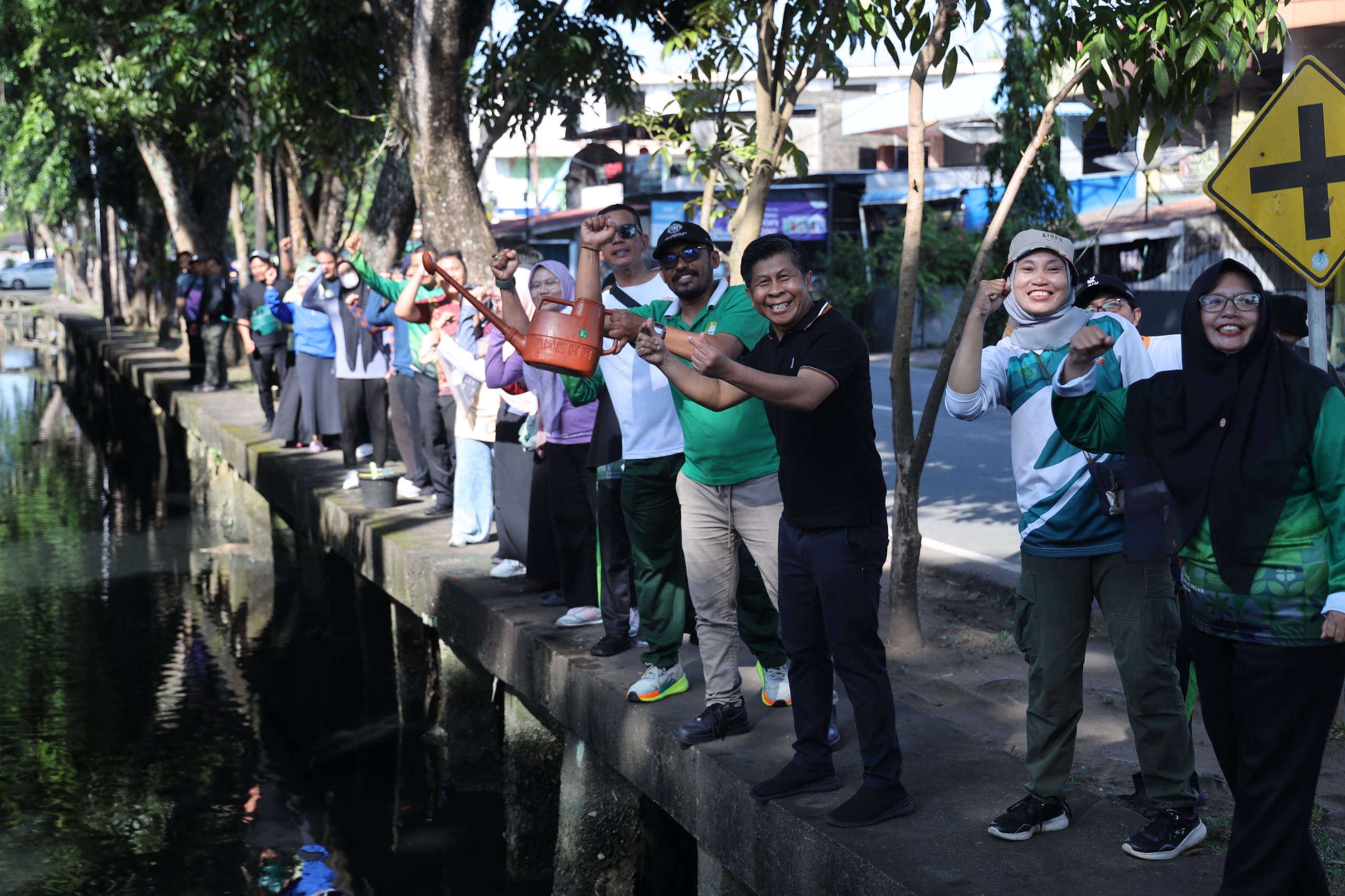 Hari Lingkungan Hidup Sedunia: DLH Pontianak Uji Coba Eco Enzym untuk Jernihkan Air Parit