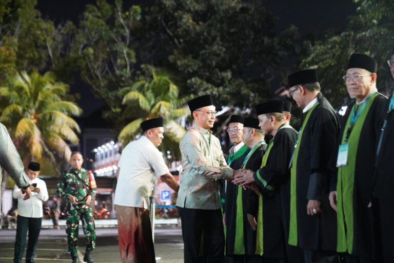 "Wali Kota Pontianak Edi Rusdi Kamtono resmi membuka MTQ ke-34 di Taman Alun Kapuas pada Jumat (19/6/2026). Targetkan nilai peserta capai standar nasional."