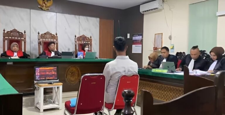 "Mantan anggota Polres Melawi Meigi Alrianda membantah dakwaan kasus narkoba di PN Pontianak. Ia mengaku diintimidasi penyidik dan menyinggung aliran dana ilegal."