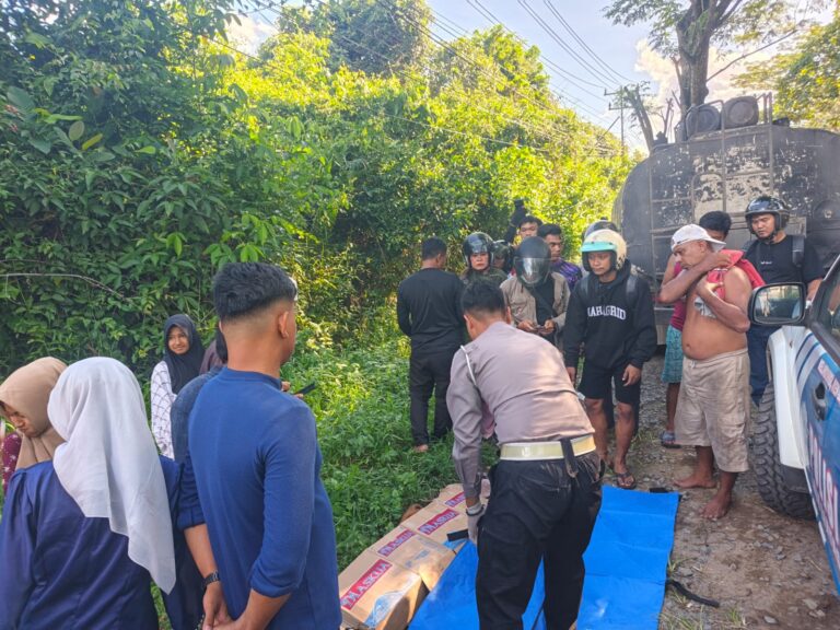 "Kecelakaan maut terjadi di Jalan Trans Kalimantan, Ambawang, Kubu Raya. Pengendara motor tewas usai gagal menyalip pick up dan tertabrak truk tangki."