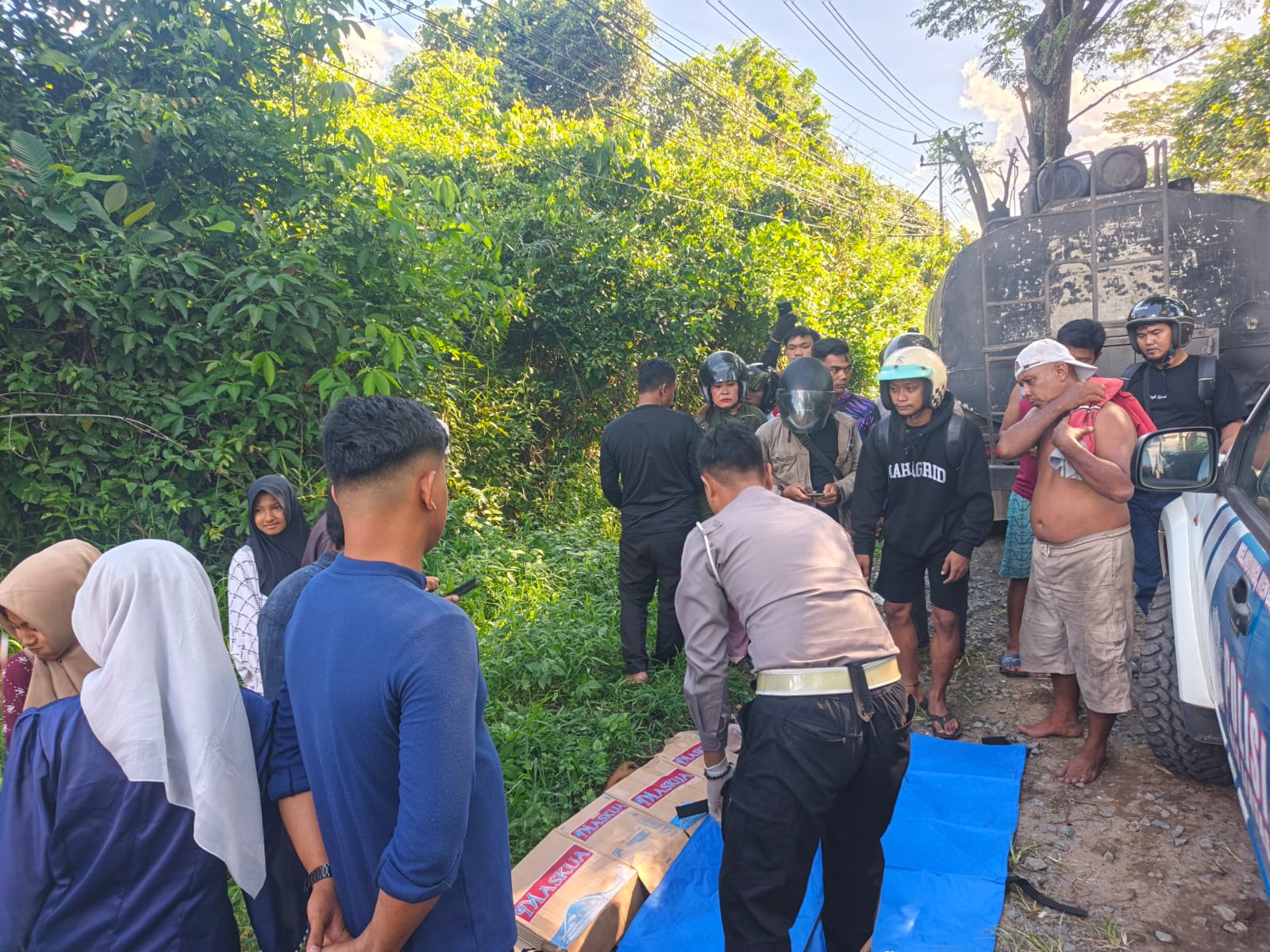 Gagal Menyalip di Jalan Trans Kalimantan, Pemotor Tewas Tertabrak Truk Tangki