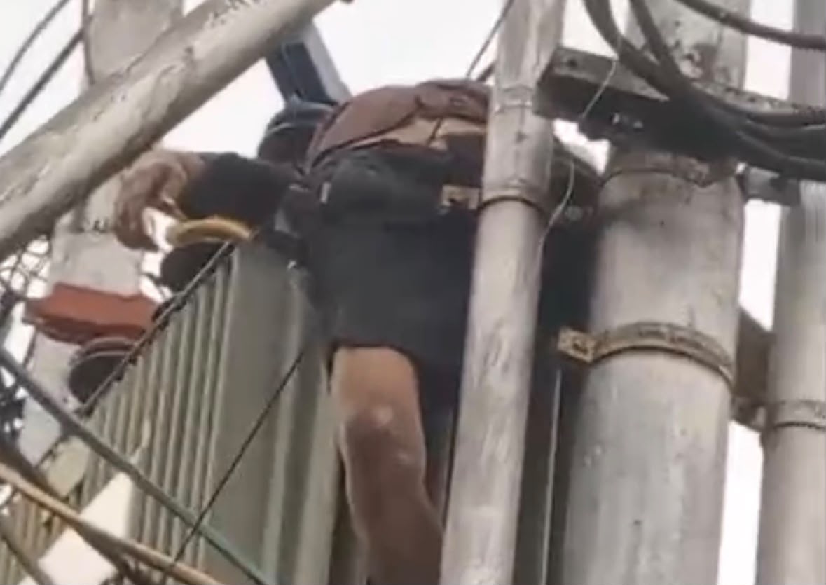 Geger, Seorang Pria Nekat Berbaring di Atas Gardu Listrik Jalan Tebu Pontianak Barat