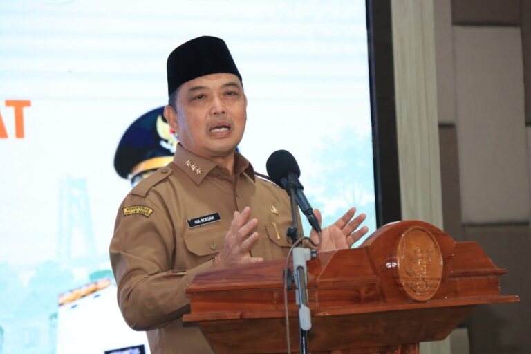 "Gubernur Kalbar Ria Norsan menekankan peran strategis 99 lurah sebagai garda terdepan pelayanan publik serta mendorong penguatan literasi digital birokrasi."