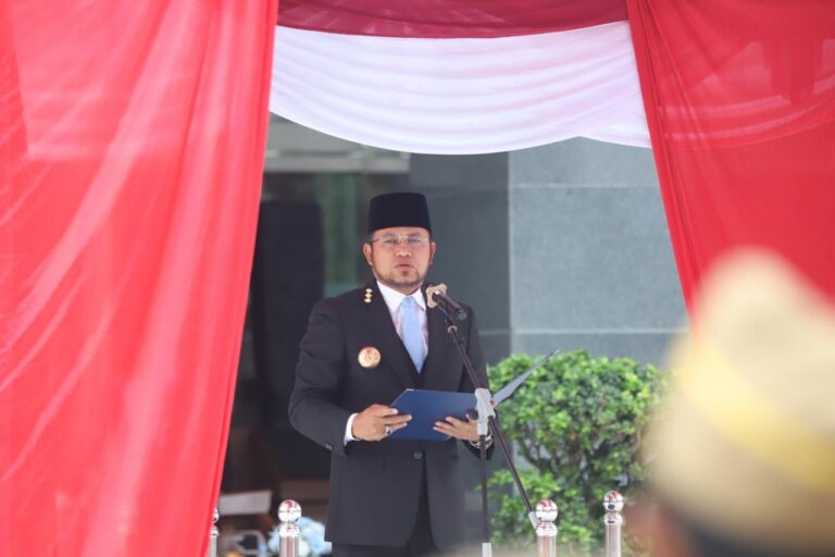"Peringatan Harganas ke-33 di Kaltim menyoroti tantangan disrupsi digital. Menteri Kependudukan Wihaji menegaskan pentingnya keterlibatan peran ayah dalam domestik."